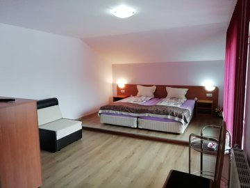 Monthly Apartment Rentals: Studio with bathroom and balcony 
