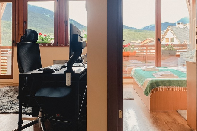 Breathtaking View 1BR Workplace apt, two ISP, Free Bike rent