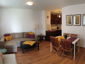 Monthly Apartment Rentals: BAR 125 - Comfortable one-bedroom apartment for