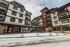 Monthly Apartment Rentals: One bedroom apartment 50m to the Gondola!