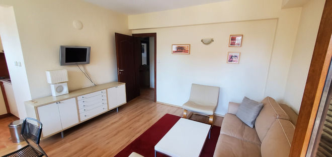 Snow House 2 - Apt 8, a nice sized one bedroom nr town center 