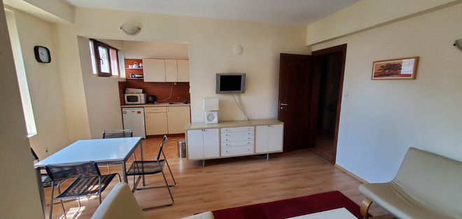 Snow House 2 - Apt 8, a nice sized one bedroom nr town center 