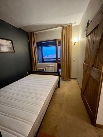 One bedroom apartment 50m to the Gondola!