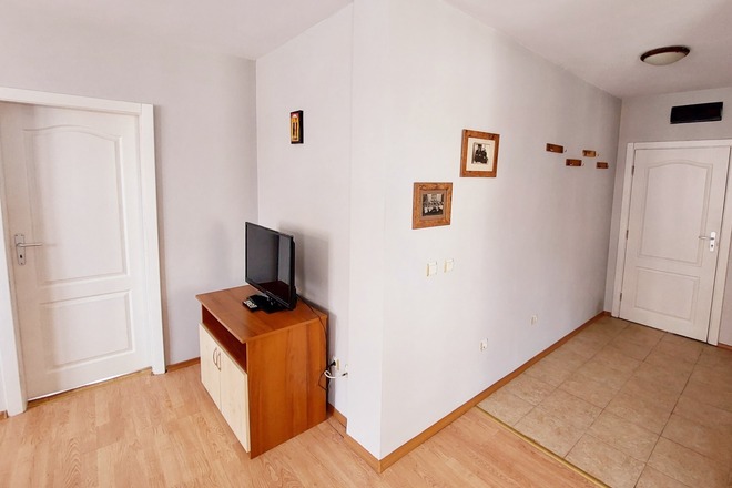 Bright and Roomy One bedroom flat next to Coworking