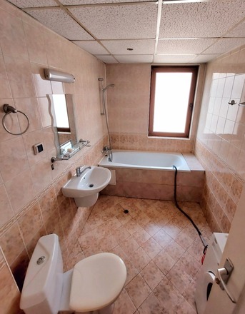 Bright and Roomy One bedroom flat next to Coworking