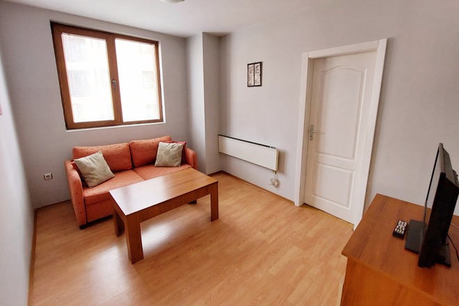 Bright and Roomy One bedroom flat next to Coworking