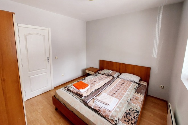 Bright and Roomy One bedroom flat next to Coworking
