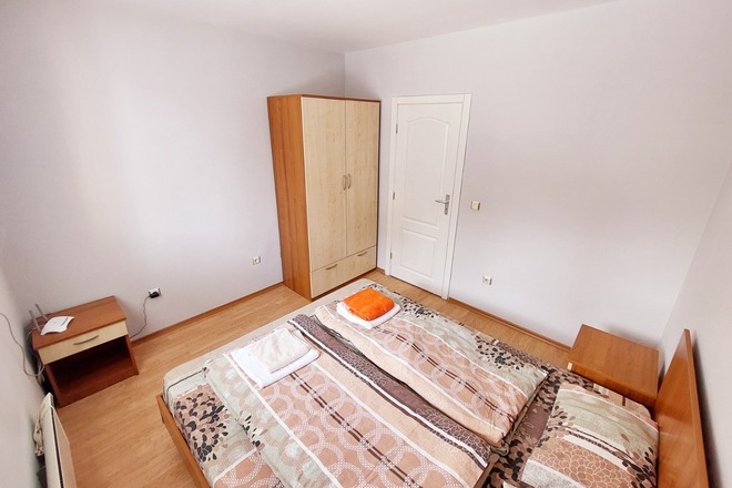 Bright and Roomy One bedroom flat next to Coworking