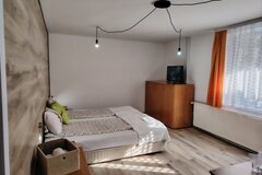 Monthly Apartment Rentals: Studio with sofa and balcony 